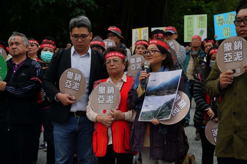 x亞泥在花蓮的新城礦場22日到期，今（23）日反亞泥還我土地自救會及環團在通往新城礦場的入山路口封路抗議，預計為期8天。(地球公民基金會提供).jpg