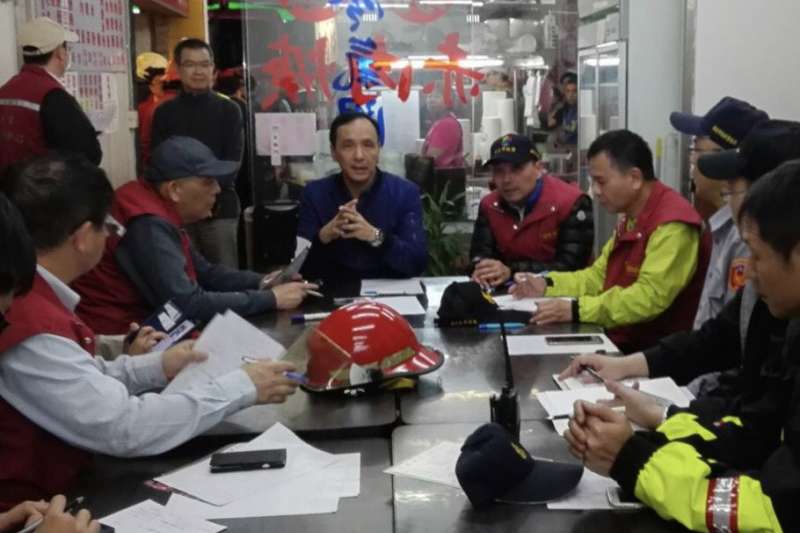 22日晚間新北中和公寓遭縱火造成9死2傷慘劇,新北市長朱立倫、副市長侯友宜及市府相關局處首長,在中和區興南路火災現場,瞭解起火原因、火場現況及人員搶救等情形。(圖/新北市新聞局提供) 22日晚間新北中和公寓遭縱火造成9死2傷慘劇,新北市長朱立倫、副市長侯友宜及市府相關局處首長,在中和區興南路火災現場,瞭解起火原因、火場現況及人員搶救等情形。(圖/新北市新聞局提供)