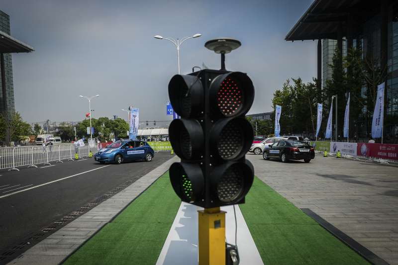 無人駕駛參賽車輛通過鐵路道閘場景(新華社) 無人駕駛參賽車輛通過鐵路道閘場景(新華社)