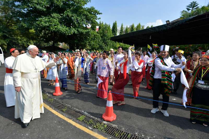 天主教教宗方濟各27日抵達緬甸仰光，受到緬甸人的熱烈歡迎（AP）