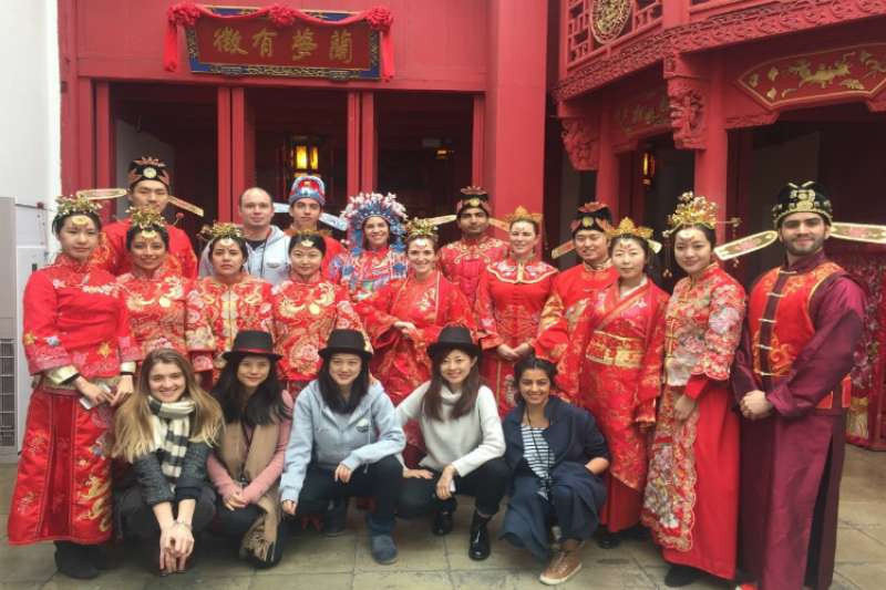 CUSEF邀請美國哥倫比亞大學國際關係與公共事務學院學生訪華,學生穿起了中國傳統婚禮服。(圖/CUSEF網站) CUSEF邀請美國哥倫比亞大學國際關係與公共事務學院學生訪華,學生穿起了中國傳統婚禮服。(圖/CUSEF網站)