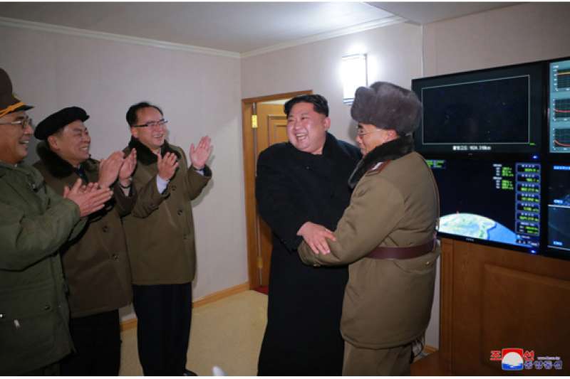 金正恩對於「火星-15」的試射表現非常滿意。(勞動新聞) 金正恩對於「火星-15」的試射表現非常滿意。(勞動新聞)