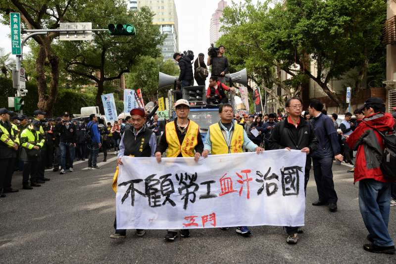 2017年12月4日,勞團繞行立法院,反對勞基法修法廢一例一休(甘岱民攝) 2017年12月4日,勞團繞行立法院,反對勞基法修法廢一例一休(甘岱民攝)