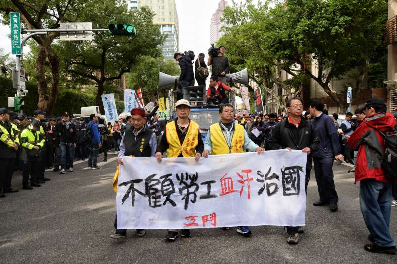 2017年12月4日，勞團繞行立法院，反對勞基法修法廢一例一休（甘岱民攝）