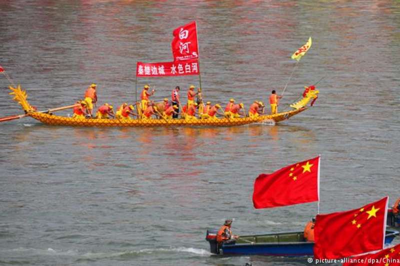 中國端午節 端午節賽龍舟的傳統習俗歷史悠久，其寓意多有祭祀之意。賽龍舟如今在中國也成為一種體育項目。（德國之聲）