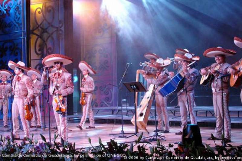 墨西哥街頭樂隊 墨西哥街頭樂隊(Mariachi)是該國文化的重要組成部分。其歌詞為西班牙語或印第安語言,傳承著墨西哥的文化遺產。歌曲內容包括戰役、愛情等。樂手身著傳統服裝和墨西哥草帽。(德國之聲) 墨西哥街頭樂隊 墨西哥街頭樂隊(Mariachi)是該國文化的重要組成部分。其歌詞為西班牙語或印第安語言,傳承著墨西哥的文化遺產。歌曲內容包括戰役、愛情等。樂手身著傳統服裝和墨西哥草帽。(德國之聲)