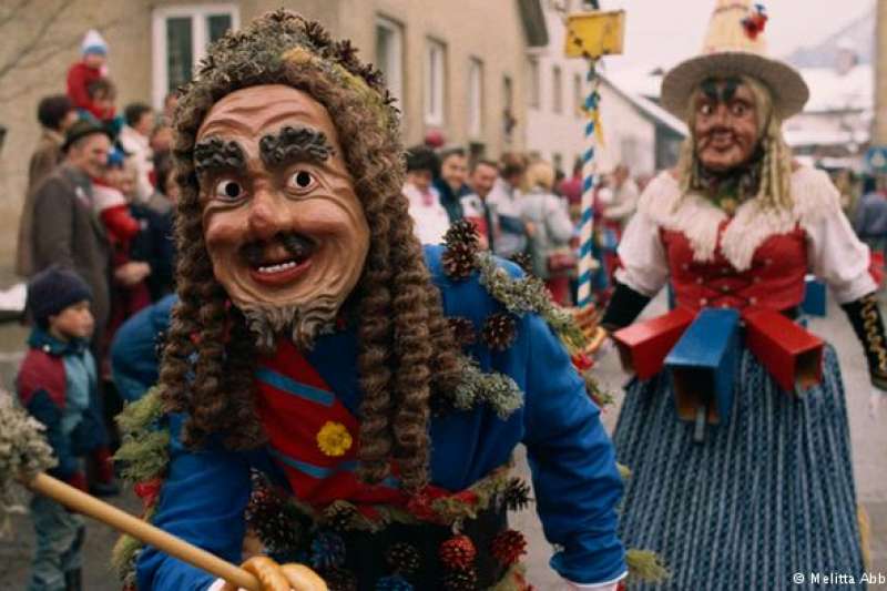 伊姆斯特狂歡節 德國人一直想把狂歡節(Karneval)列入非物質文化遺產名錄,但未能成功。奧地利人則在2012年獲得成功:蒂羅爾(Tirol)地區伊姆斯特(Imst)獨特的狂歡節習俗被列入名錄。該地區的這一節日每四年舉行一次。(德國之聲) 伊姆斯特狂歡節 德國人一直想把狂歡節(Karneval)列入非物質文化遺產名錄,但未能成功。奧地利人則在2012年獲得成功:蒂羅爾(Tirol)地區伊姆斯特(Imst)獨特的狂歡節習俗被列入名錄。該地區的這一節日每四年舉行一次。(德國之聲)