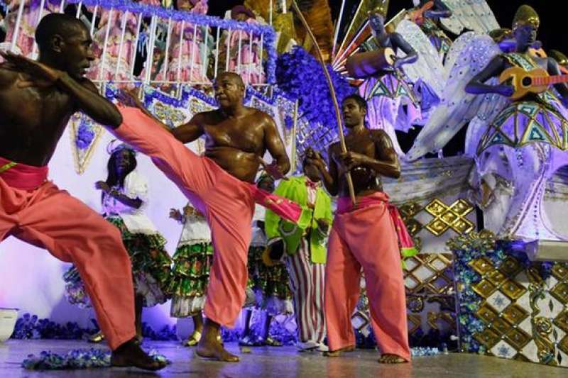 巴西戰舞 卡波耶拉(Capoeira)亦稱為巴西戰舞,是由巴西非洲裔移民發展出的介於藝術與武術之間的獨特舞蹈。跳舞時,兩人邊打邊跳。周圍的人按節奏拍手、擊鼓。(德國之聲) 巴西戰舞 卡波耶拉(Capoeira)亦稱為巴西戰舞,是由巴西非洲裔移民發展出的介於藝術與武術之間的獨特舞蹈。跳舞時,兩人邊打邊跳。周圍的人按節奏拍手、擊鼓。(德國之聲)