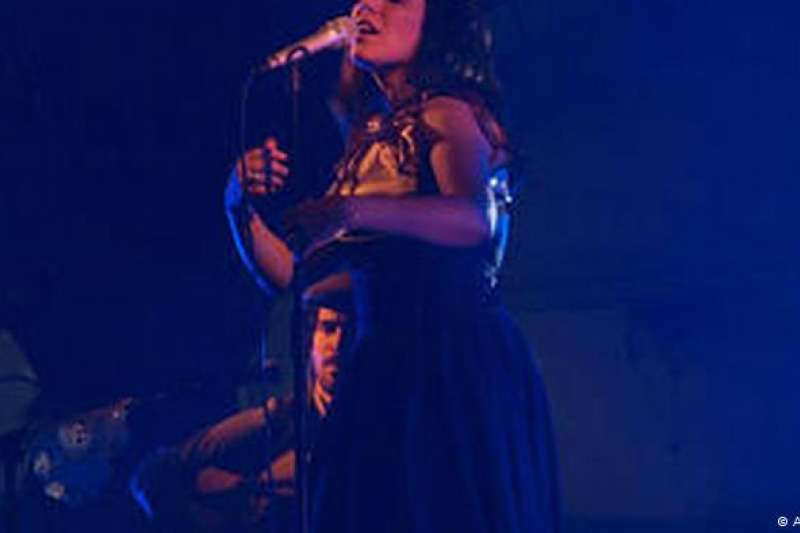 葡萄牙法朵 法朵(Fado)也稱為葡萄牙怨曲。它是多種文化的結晶,起源於19世紀。歌曲內容常為愛情的不幸、懷舊或社會的不公。典型的伴奏樂器是12弦的葡萄牙吉他。(德國之聲) 葡萄牙法朵 法朵(Fado)也稱為葡萄牙怨曲。它是多種文化的結晶,起源於19世紀。歌曲內容常為愛情的不幸、懷舊或社會的不公。典型的伴奏樂器是12弦的葡萄牙吉他。(德國之聲)