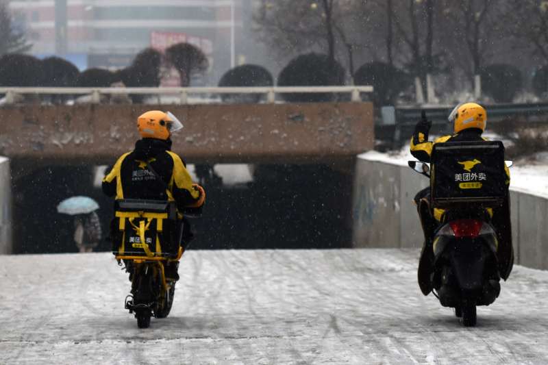 瀋陽街頭兩名送外賣的騎手冒雪前進(新華社) 瀋陽街頭兩名送外賣的騎手冒雪前進(新華社)