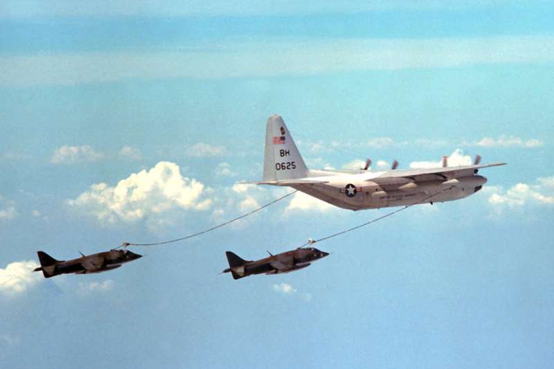 2017-12-31-美軍KC-130R空中加油機進行空中加油。(Wikipedia/Public Domain) 2017-12-31-美軍KC-130R空中加油機進行空中加油。(Wikipedia/Public Domain)