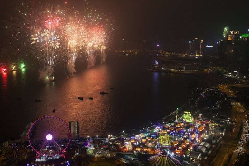 香港維多利亞港除夕與新年交接的夜空。（BBC中文網）