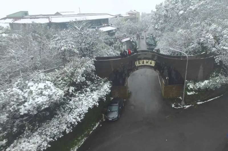 教育部公布大學新生註冊率，被認為讓私校辦學雪上加霜，但註冊率和是否有心辦學是兩回事。（圖為華梵大學雪景，環境與防災設計學系空拍團隊攝，youtube截圖）