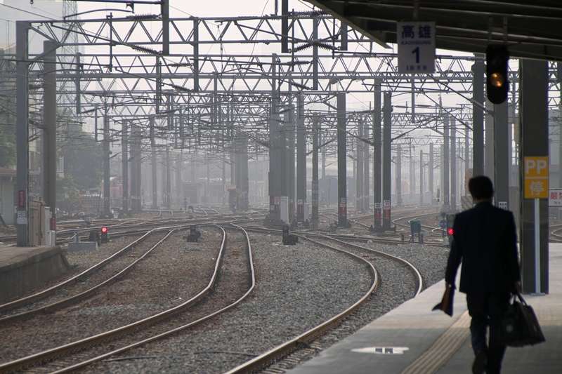 整列火車乘客的性命都繫在他身上 過勞 奧客刁難卻是他的日常 揭台鐵列車長沉痛心聲 風傳媒 整列火車乘客的性命都繫在他身上 過勞 奧客刁難卻是他的日常 揭台鐵列車長沉痛心聲 風傳媒