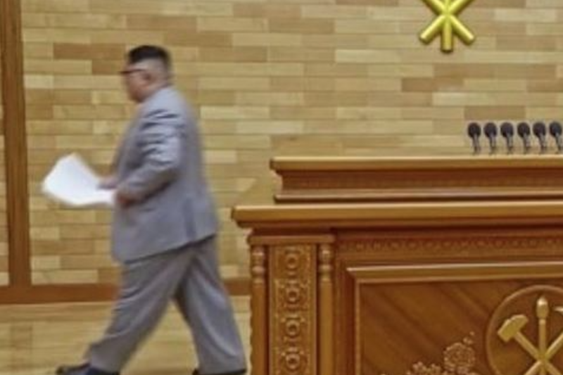 金正恩發表新年賀詞後的離去身影。 金正恩發表新年賀詞後的離去身影。