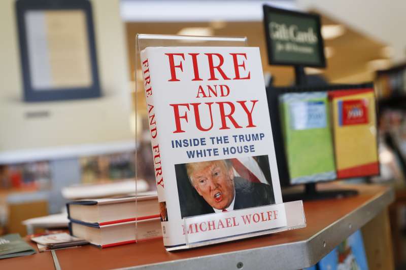 《烈焰與怒火:川普白宮內幕》(Fire and Fury: Inside the Trump White House)揭露川普醜態,5日一上市就銷售一空(AP) 《烈焰與怒火:川普白宮內幕》(Fire and Fury: Inside the Trump White House)揭露川普醜態,5日一上市就銷售一空(AP)