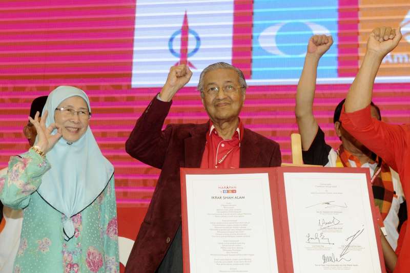 92歲高齡的馬來西亞前總理馬哈地（Mahathir Mohamad，中）與昔日死對頭安華的妻子旺阿茲莎（Wan Azizah Wan Ismail，左）聯袂挑戰今年國會大選（AP）