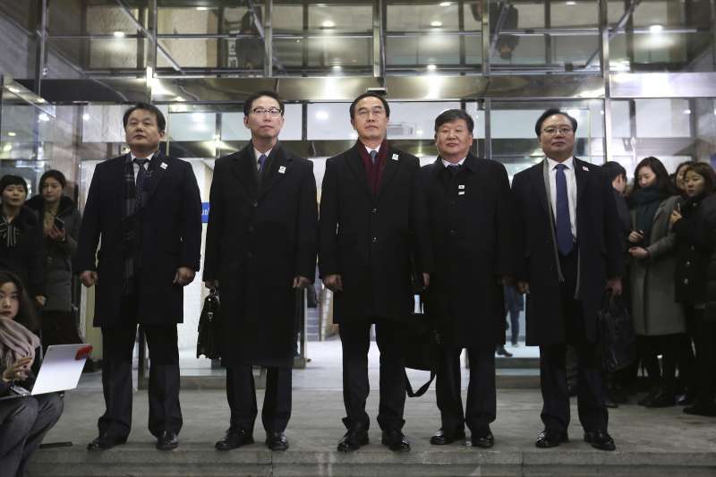 南韓談判代表:統一部長趙明均(中),與統一部副部長千海成、文化體育觀光部第二副部長盧泰剛、國務總理室審議官安文鉉、平昌冬奧會組委會企畫事務次長金起弘等5人。(美聯社) 南韓談判代表:統一部長趙明均(中),與統一部副部長千海成、文化體育觀光部第二副部長盧泰剛、國務總理室審議官安文鉉、平昌冬奧會組委會企畫事務次長金起弘等5人。(美聯社)