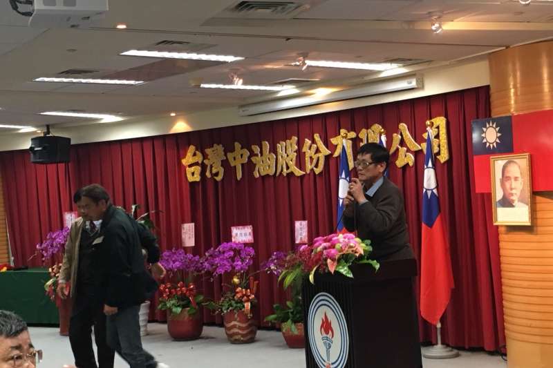 20180131-勞工董事孫志偉(右)上台抗議。(尹俞歡攝) 20180131-勞工董事孫志偉(右)上台抗議。(尹俞歡攝)