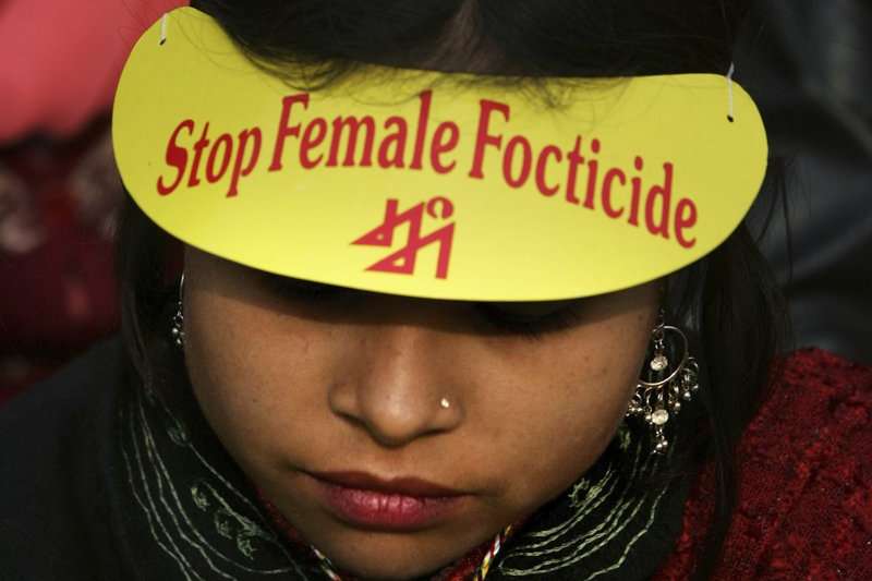 印度重男輕女問題嚴重。2006年,印度民眾上街抗議女嬰遭父母狠心殘殺。(美聯社) 印度重男輕女問題嚴重。2006年,印度民眾上街抗議女嬰遭父母狠心殘殺。(美聯社)