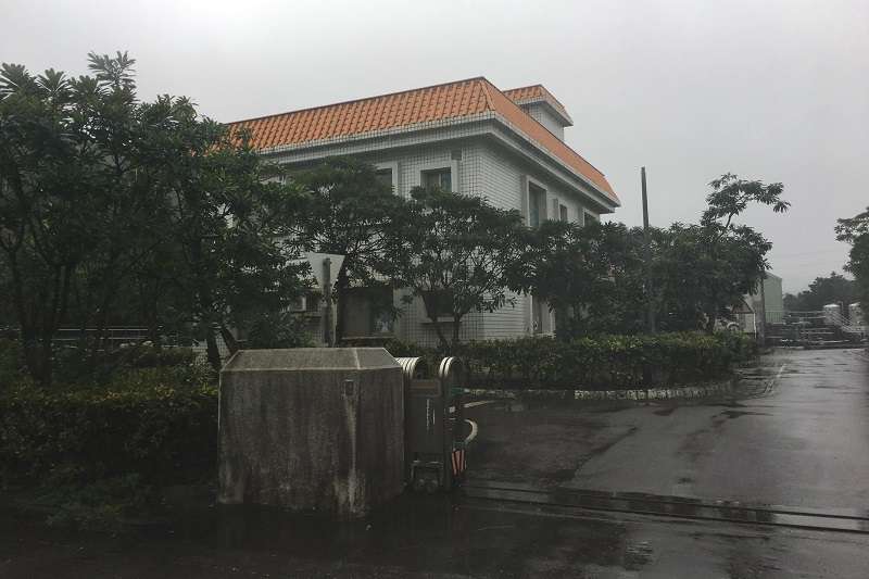 雨中的龍門電廠。（王伯輝攝）