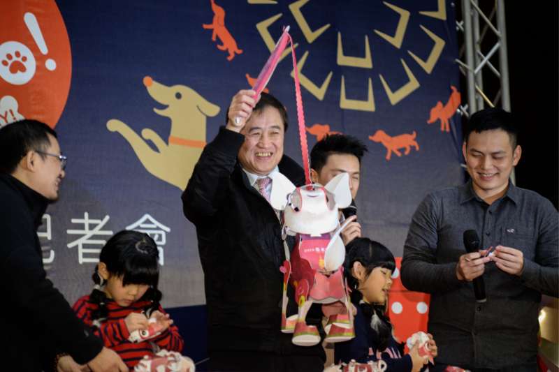 20180202-「台北燈節首發小提燈」記者會,台北市副市長陳景峻提起提燈。(甘岱民攝) 20180202-「台北燈節首發小提燈」記者會,台北市副市長陳景峻提起提燈。(甘岱民攝)