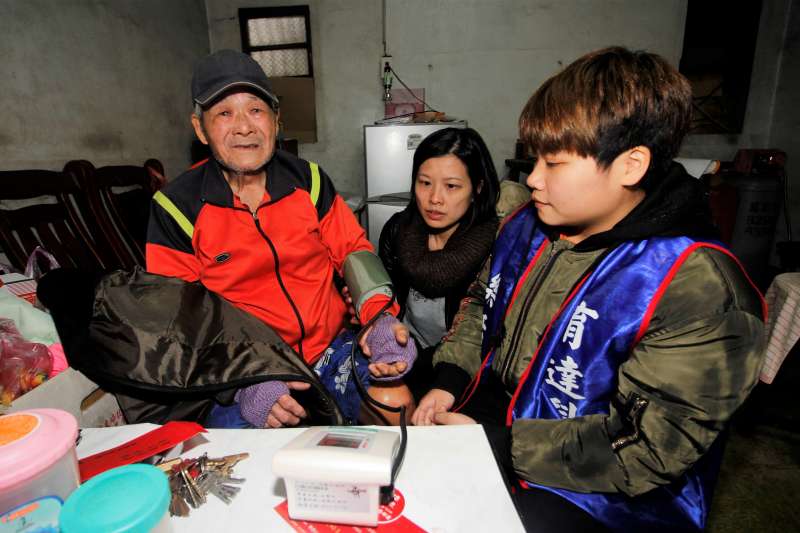 育達健康照顧社會工作系主任劉舒文親自為老人家量血壓。(圖/育達科大提供) 育達健康照顧社會工作系主任劉舒文親自為老人家量血壓。(圖/育達科大提供)