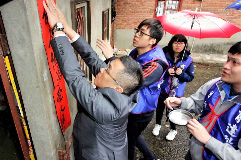 育達校長黃榮鵬也一起陪同學生打掃長輩居家環境與張貼春聯。(圖/育達科大提供) 育達校長黃榮鵬也一起陪同學生打掃長輩居家環境與張貼春聯。(圖/育達科大提供)