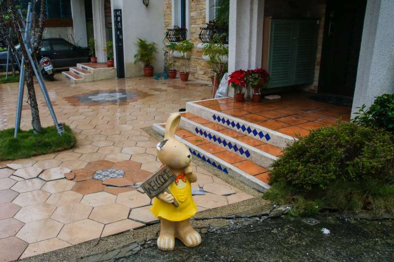 20180207-花蓮,震後影響即景,0206花蓮地震 ,年節,觀光,住宿,地方特產,交通。接近災區的民宿,只是 路面破裂,但生意大受影響,門外斷耳的迎賓兔孤立著。(陳明仁攝) 20180207-花蓮,震後影響即景,0206花蓮地震 ,年節,觀光,住宿,地方特產,交通。接近災區的民宿,只是 路面破裂,但生意大受影響,門外斷耳的迎賓兔孤立著。(陳明仁攝)