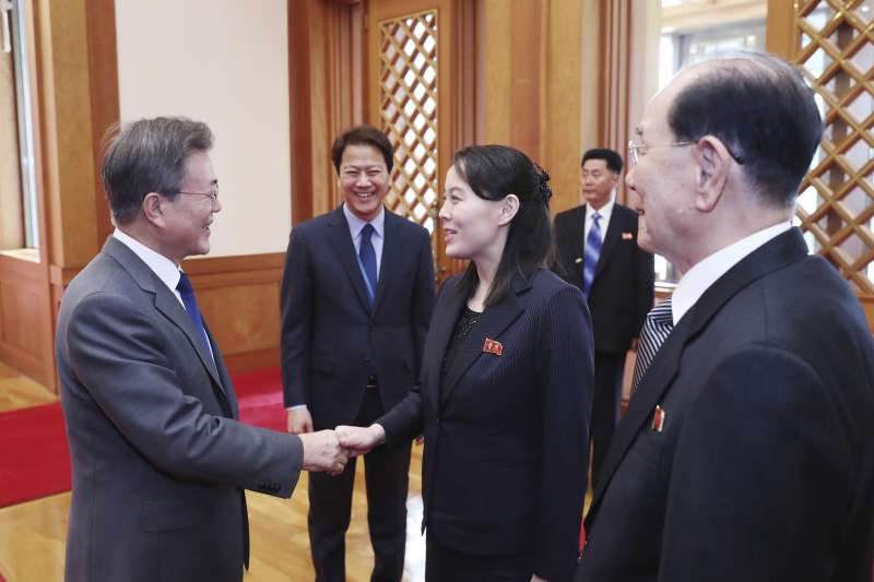 2018年2月10日,北韓朝鮮勞動黨委員長金正恩的胞妹金與正(中)訪問南韓總統府青瓦台,與文在寅總統(左)握手寒暄(AP) 2018年2月10日,北韓朝鮮勞動黨委員長金正恩的胞妹金與正(中)訪問南韓總統府青瓦台,與文在寅總統(左)握手寒暄(AP)