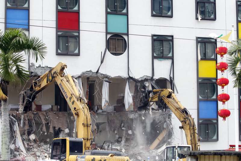 地震重創花蓮，行政院指示開工第一天全國下半旗。（AP）