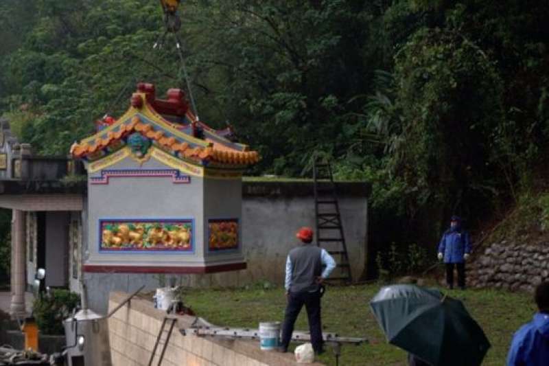 詹太太訂購的土地公廟運送到定點之後，要使用吊車安座。（BBC中文網）