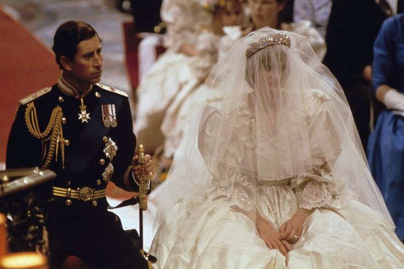 英國黛安娜王妃1981年結婚時選擇英國設計師操刀的婚紗(美聯社) 英國黛安娜王妃1981年結婚時選擇英國設計師操刀的婚紗(美聯社)
