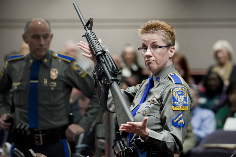 桑迪胡克小學(Sandy Hook Elementary School)槍擊案,警方展示兇嫌藍札(Adam Lanza)使用的同型步槍(AP) 桑迪胡克小學(Sandy Hook Elementary School)槍擊案,警方展示兇嫌藍札(Adam Lanza)使用的同型步槍(AP)