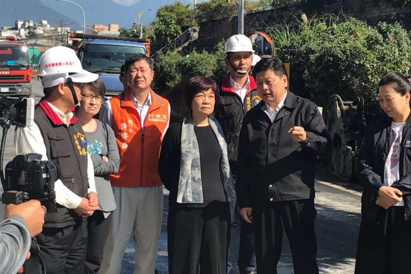 0206花蓮震災救助及重建專案小組」將在23日召開第四次會議,召集人兼政務委員陳美伶今天再次前往花蓮,就地震相關建築受損拆除復原進度進行勘查。右為花蓮縣長傅崐萁。(行政院提供)