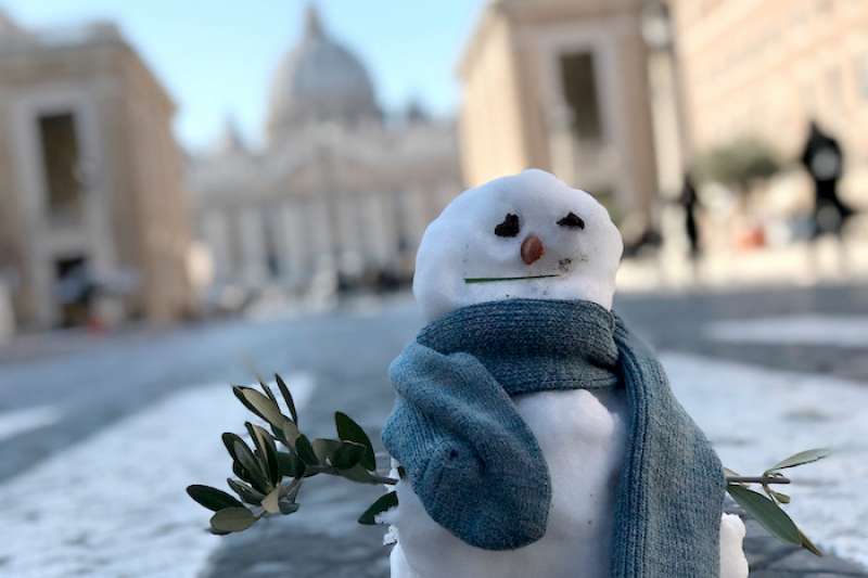 羅馬降下6年來首場雪,圖為聖伯多祿圓頂前的雪人。(曾廣儀攝) 羅馬降下6年來首場雪,圖為聖伯多祿圓頂前的雪人。(曾廣儀攝)