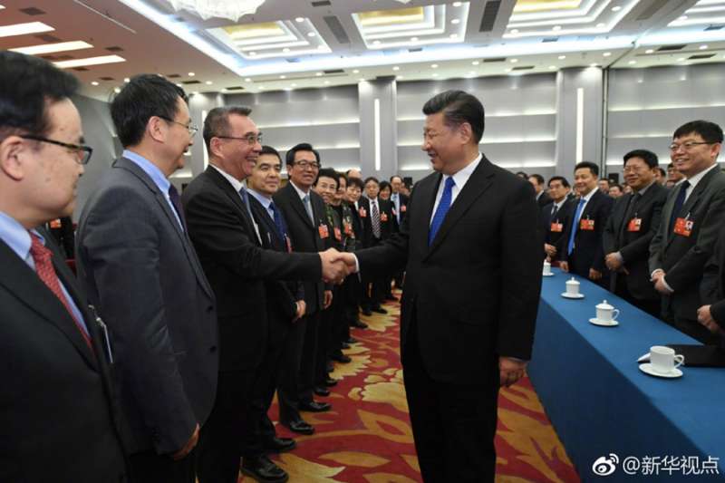 2018-03-07-中國人大、政協兩會,政協無黨派委員林毅夫,跟習近平握手。 (新華社) 2018-03-07-中國人大、政協兩會,政協無黨派委員林毅夫,跟習近平握手。 (新華社)