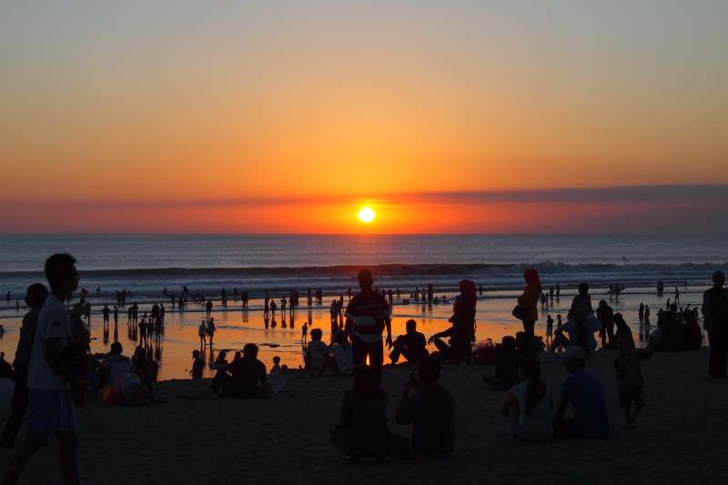 庫塔沙灘（Kuta beach）的夕陽，是峇里島的著名美景之一，吸引無數觀光客駐足。（Roland@Flickr/CC BY-SA 2.0）