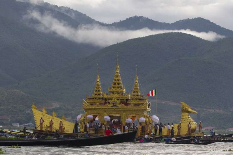 在撣邦(Shan State)南部的茵萊湖(Inle Lake)上,正承載著一艘慶祝年度寶塔節的船隻。(AP) 在撣邦(Shan State)南部的茵萊湖(Inle Lake)上,正承載著一艘慶祝年度寶塔節的船隻。(AP)