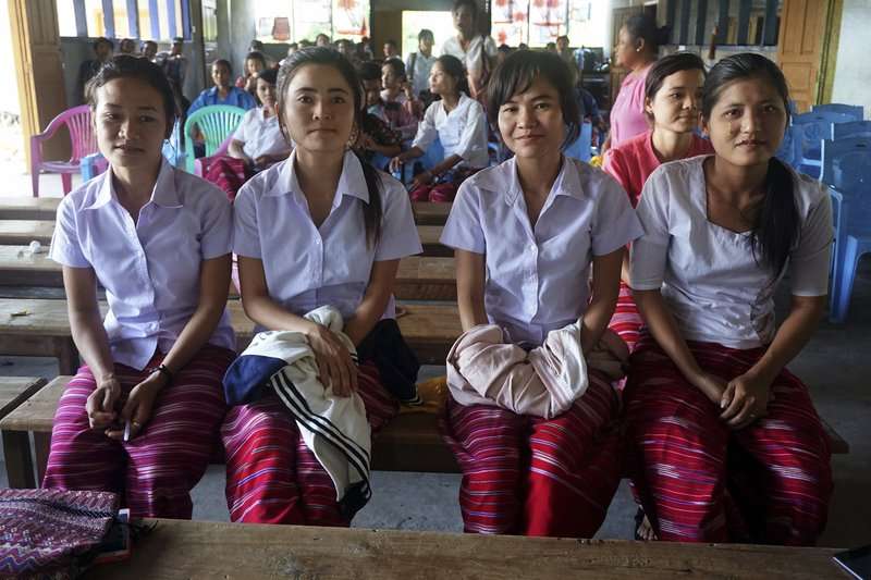 克倫邦(Karen State)內的克倫族女校,這所學校附設可容納200多名的宿舍,專門教授克倫語、英語以及緬語。(AP) 克倫邦(Karen State)內的克倫族女校,這所學校附設可容納200多名的宿舍,專門教授克倫語、英語以及緬語。(AP)