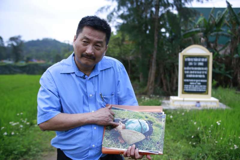 美萊村大屠殺50周年,倖存者陳文德15日拿著黑柏勒所攝影,自己母親遇害的照片。(AP) 美萊村大屠殺50周年,倖存者陳文德15日拿著黑柏勒所攝影,自己母親遇害的照片。(AP)