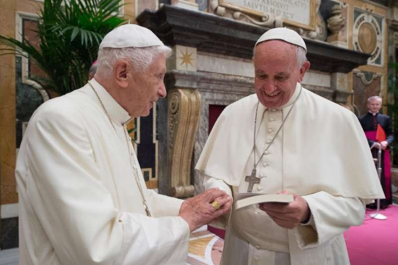 前教宗本篤十六世（Pope Benedict XVI，圖左）與教宗方濟各（Pope Francis）。（AP）