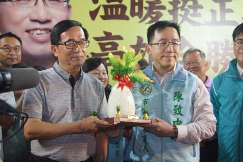 日前前總統陳水扁出席兒子陳致中的造勢晚會,雖答應中監會遵守包括不上台等4不原則,但在晚會結束前仍上台擁抱兒子,送上好彩頭,中監認為阿扁此舉屬違規行為,不再准許參加類似活動。陳水扁5日透過新勇哥物語宣告他將北上參加凱達格蘭餐會。(取自陳致中臉書)