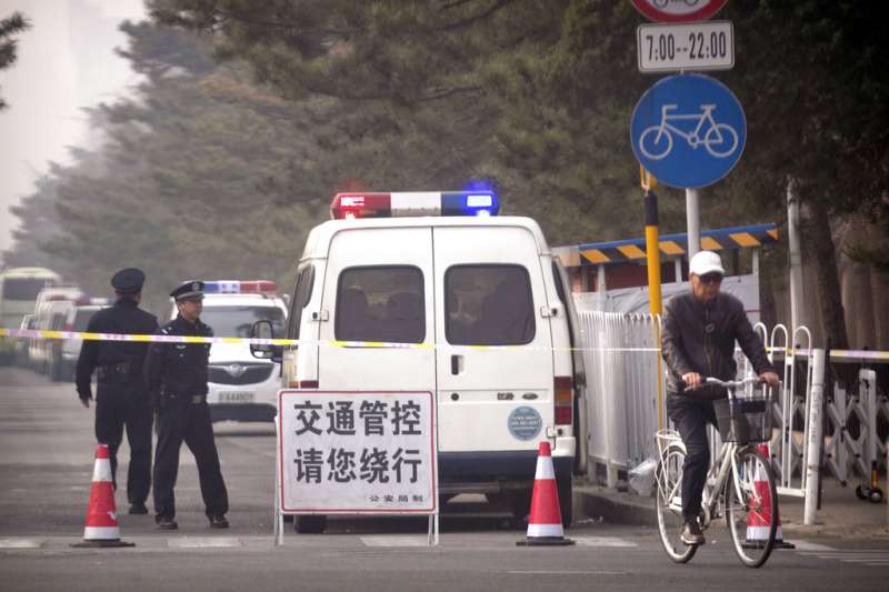 北韓高層官員26日已抵達中國北京,據傳可能是北韓最高領導人金正恩,北京公安27日在接待外賓的釣魚台迎賓館附近實施交通管制。(AP) 北韓高層官員26日已抵達中國北京,據傳可能是北韓最高領導人金正恩,北京公安27日在接待外賓的釣魚台迎賓館附近實施交通管制。(AP)