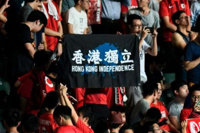 香港球場上近年多次出現「香港獨立」標語。(BBC中文網) 香港球場上近年多次出現「香港獨立」標語。(BBC中文網)