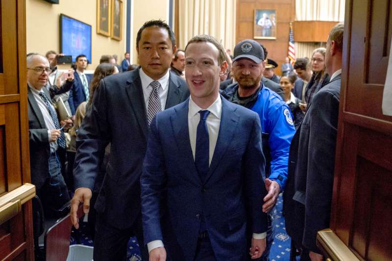 祖克柏在眾議院聽證會。(美聯社) 祖克柏在眾議院聽證會。(美聯社)