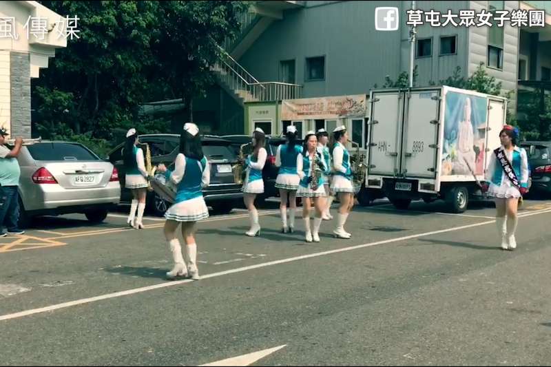 在葬禮吹奏嗨歌?女子樂團送葬時演奏「離開地球表面」,連原唱阿信都來按讚!