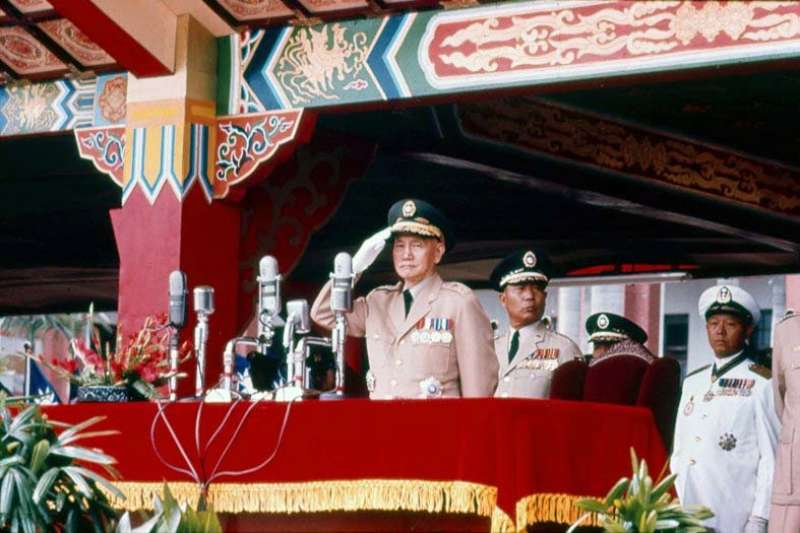 潘鳴嘯覺得1971年台灣的蔣介石政府太右派,不願意來台灣學中文。圖為蔣介石1966年參加中華民國國慶。(Wikipedia / Public Domain) 潘鳴嘯覺得1971年台灣的蔣介石政府太右派,不願意來台灣學中文。圖為蔣介石1966年參加中華民國國慶。(Wikipedia / Public Domain)