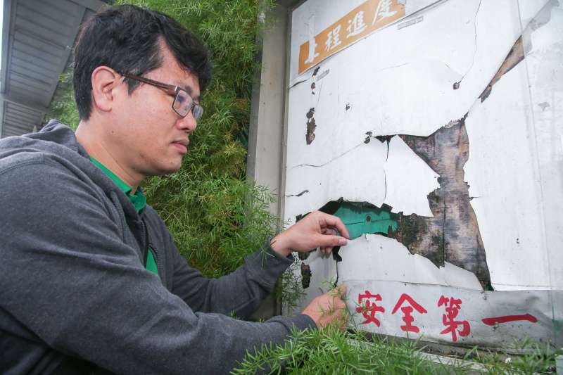 20180417-游藝,松菸公園催生聯盟召集人專訪,他在大巨蛋圍籬外,告示欄已破敗不堪。(陳明仁攝) 20180417-游藝,松菸公園催生聯盟召集人專訪,他在大巨蛋圍籬外,告示欄已破敗不堪。(陳明仁攝)