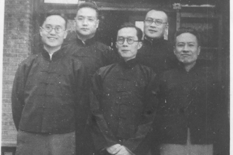 梅貽琦與兄弟合照,左起為梅貽琳、梅貽璠、梅貽琦、梅貽寶、梅貽瑞。(取自清大在台建校60週年校慶網) 梅貽琦與兄弟合照,左起為梅貽琳、梅貽璠、梅貽琦、梅貽寶、梅貽瑞。(取自清大在台建校60週年校慶網)